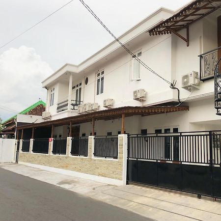 The Lawang Yogya Guesthouse Джок'якарта Екстер'єр фото